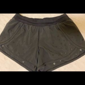 Lululemon Hotta low rise lined shorts sz 10 black EUC